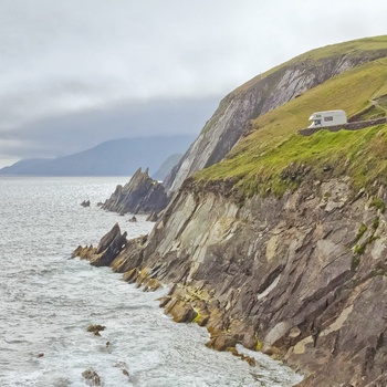 Autocamper holder ud til Kerry Cliffs - Irland
