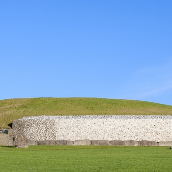 Newgrange, en 5.000 år gammel gravhøj i Irland