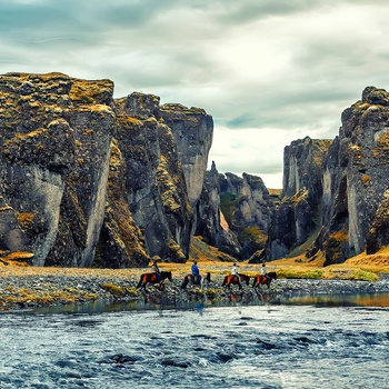 Ridetur gennem Fjaðrárgljúfur kløften og floden Fjaðrá , Island