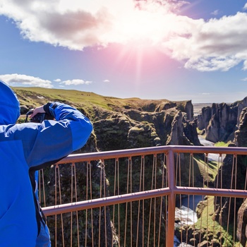 Hiker fotograferer udsigten til Fjaðrárgljúfur kløften, Island