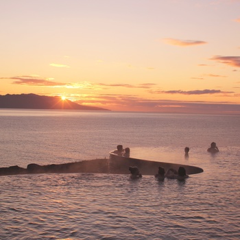 GeoSea - geotermiske bade og infinity pool i solnedgang, Island