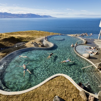 Geotermiske bade i solskin i GeoSea i Island