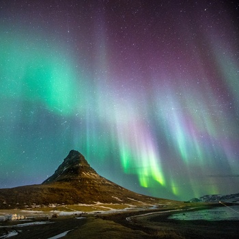 Nordlys over Kirkjufell i det vestlige Island