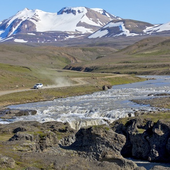Bil på grusvej med flod og bjerge, Kjolur i Island