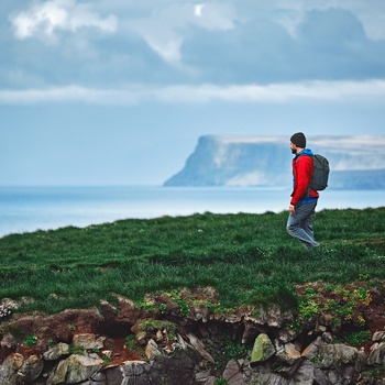 Hiker ved Latrabjarg klippen i Island
