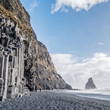 Reynisfjara - sort strand med basaltsøjler nær Vik i det sydlige Island
