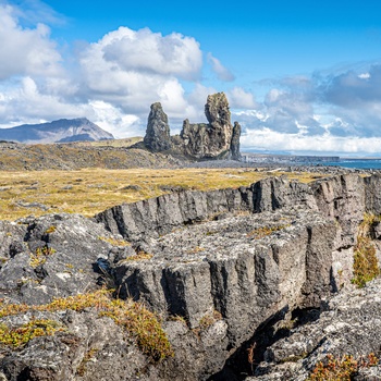 Basaltklippen Lóndrangar på Snæfellsnes halvøens kyst, Island