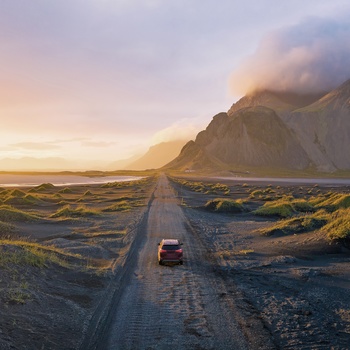 Bil på vej mod Stokksnes halvøen og bjerget Vestrahorn, Island