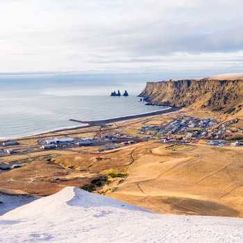 Udsigt til kystbyen Vik i det sydlige Island