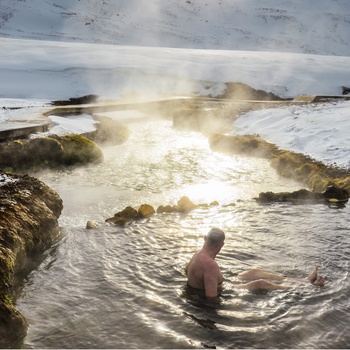 Bad i den varme flod i Reykjadalur nær Reykjavik, Island