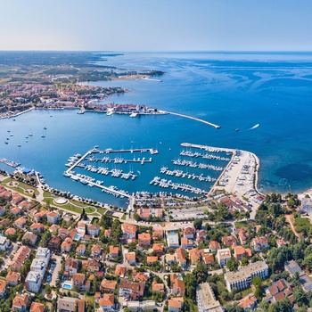 Luftfoto af havne/kystbyen Umag i Istrien, Kroatien