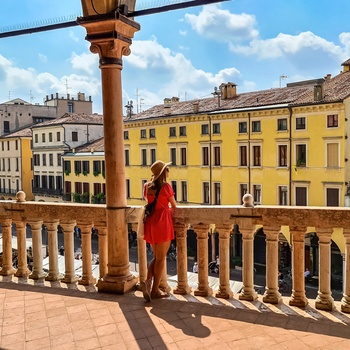 Ung kvinde kigger ud på Paduas bymidte - Italien