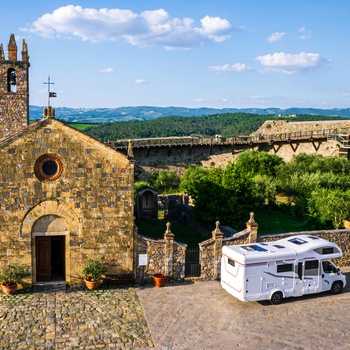 Autocamper i lille by midt i Toscana - Italien