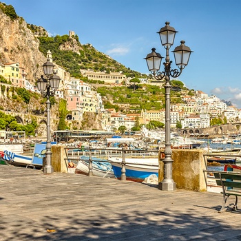 Havnebromenaden i Amalfi ved Amalfikysten i Italien