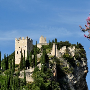 Slottet Castello di Arco ved Gardasøen i Norditalien