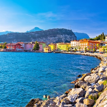 Promenaden i Riva del Garda ved Gardasøen i Norditalien