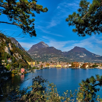 Udsigten til Riva del Garda ved Gardasøen i Norditalien