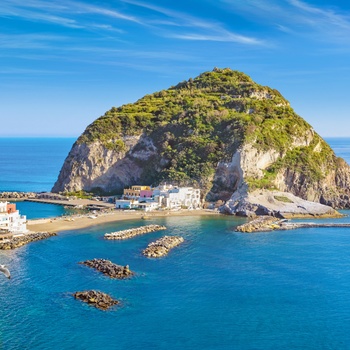 Borgen Castello Aragonese og broen Ponte Aragones fra øen Ischia - Italien