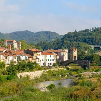 Byen Millesimo i Ligurien, Italien