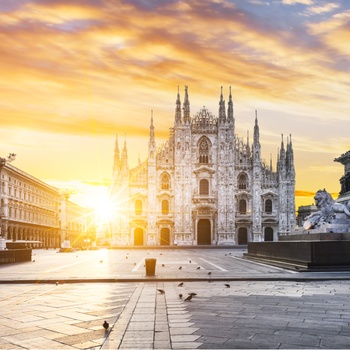 Pladsen Piazza del Duomo ved Milanos domkirke, Lombardiet, Italien