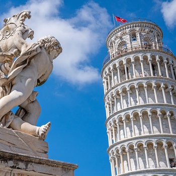 Statue foran det skæve tårn i Pisa