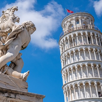 Statue foran det skæve tårn i Pisa