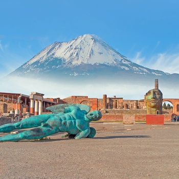 Runinerne i Pompei (Pompeji) og vulkanen Vesuv i baggrunden, Italien