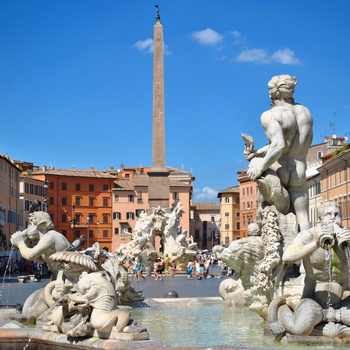 Piazza Navona på en sommerdag i Rom