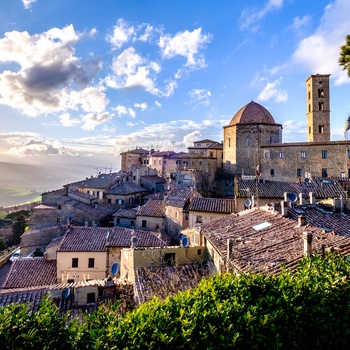 Middelalderbyen Volterra i Toscana