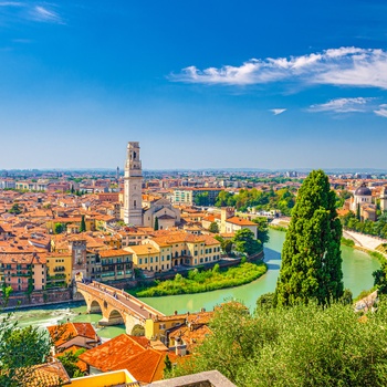 Udsigt til Verona og floden Adige der snor sig gennem byen, Italien