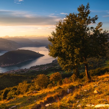 Den smukke ø, Monte Isola, i midten af Iseosøen ved solnedgang