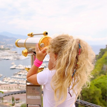 Pige kigger igennem kiggert