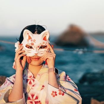 Japan kvinde i kimono og med maske - Foto: Spenser Sembrat, Unsplash