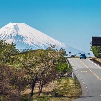 Vejstrækning mod Mt. Fuji i Japan