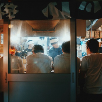 Lokal restaurant i Tokyo, Japan - Foto Linh Nguyen Unsplash.jpg