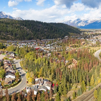 Bjergbyen Jasper midt i Jasper National Park - Canada