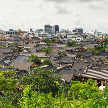 Udsigt over Jeonju Hanok Village med den moderne bydel i baggrunden - Jeonju - Sydkorea 2.jpg (1.79 