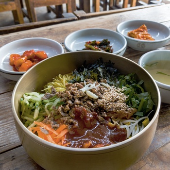 Jeonju bibimbap med bønnespirer - specialitet fra Jeonju - Sydkorea