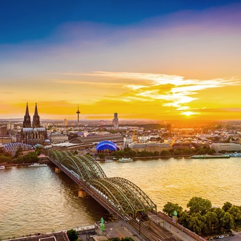 Udsigt ud over Köln med domkirken, Rhinen og bro - Tyskland