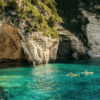 Kajakker ved grotte på øen Antipaxos - Grækenland