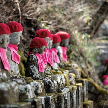 Kanmangafuchi Abyss-kløften med 70 Jizo-statuer - Japan