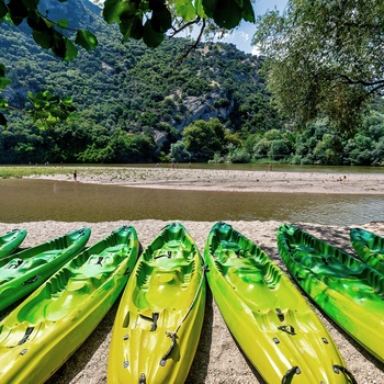 Kanoer ved bredden af Nestos-floden nær Paranesti - Grækenland