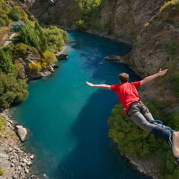 Bungy jumping fra Kawarau Bridge på Sydøen i New Zealand