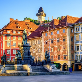 Klassisk arkitektur og klokketårn i centrum af Graz
