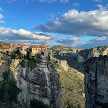 Kloster i Meteora i Grækenland - Foto: Luna Zhang, Unsplash