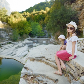 Søskende ved Kolympythres eller Papigo Baths - Grækenland