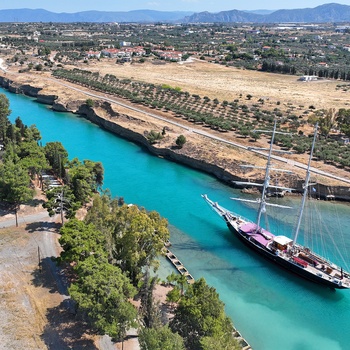 Skib på vej gennem Korinthkanalen - Grækenland