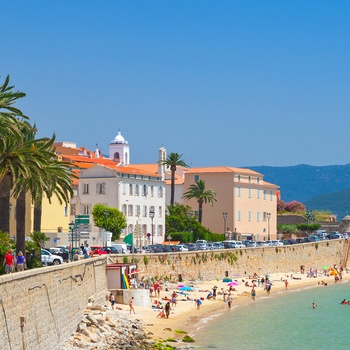 Lille strand langs promenade i Ajaccio i det sydlige Korsika, Frankrig