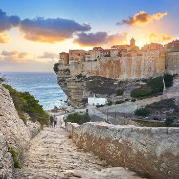 Sti i klipperne på vej mod kystbyen Bonifacio i det sydlige Korsika, Frankrig