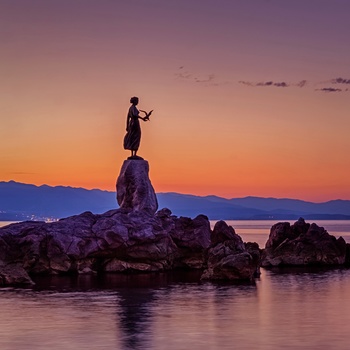 Pigen med mågen statuen - Opatijas i Kroatien